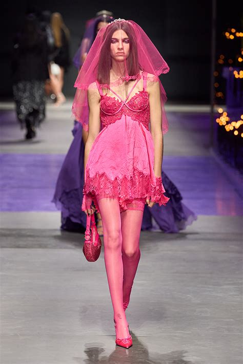 versace sfilate in rosa|versace spring and summer 2025.